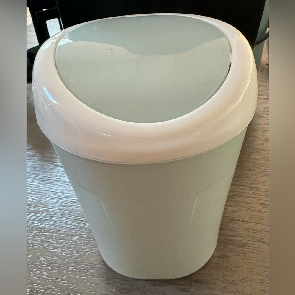 ⭐️Mini Plastic Table Garbage Bin, Mint Green